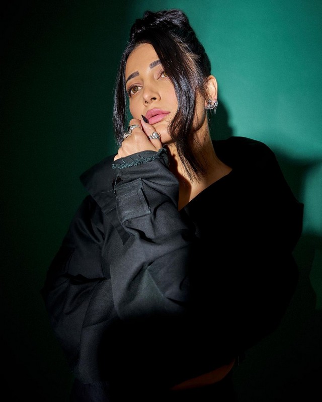 Salar Beauty Shruti Haasan Beautiful Clicks in Black Dress