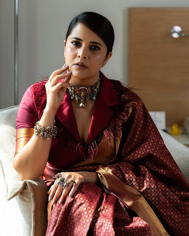 Awesome Pics Of Anasuya Bharadwaj in Shiny Silk Saree