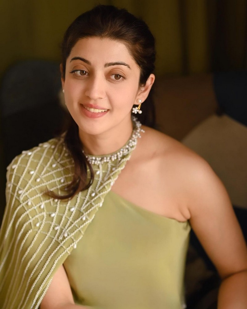 Glamorous Pics Of Pranita Subhash in Green Outfit