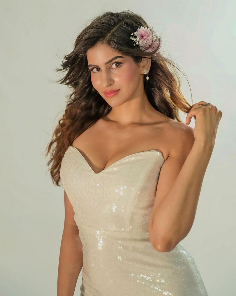 Actress Sakshi Malik Alluring Poses in White Outfi