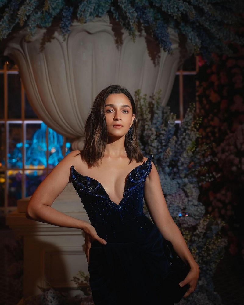 Alia Bhatt Looking Awesome in Designer Outfit