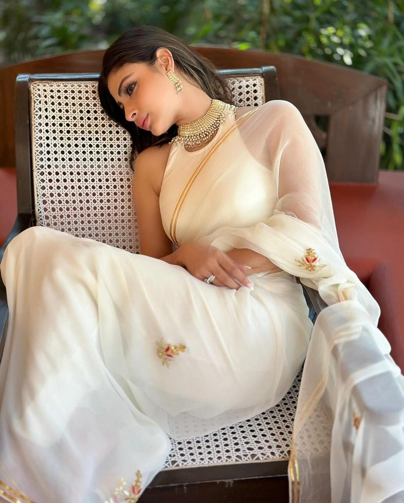 Mouni Roy Looking Pretty in White Saree
