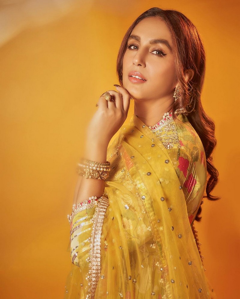 Huma Qureshi Looking Stuns in Yellow Dress