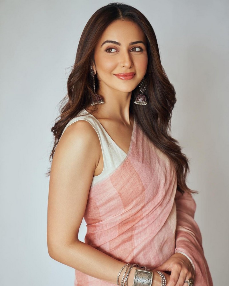 Rakul Looking Fabulous in Saree
