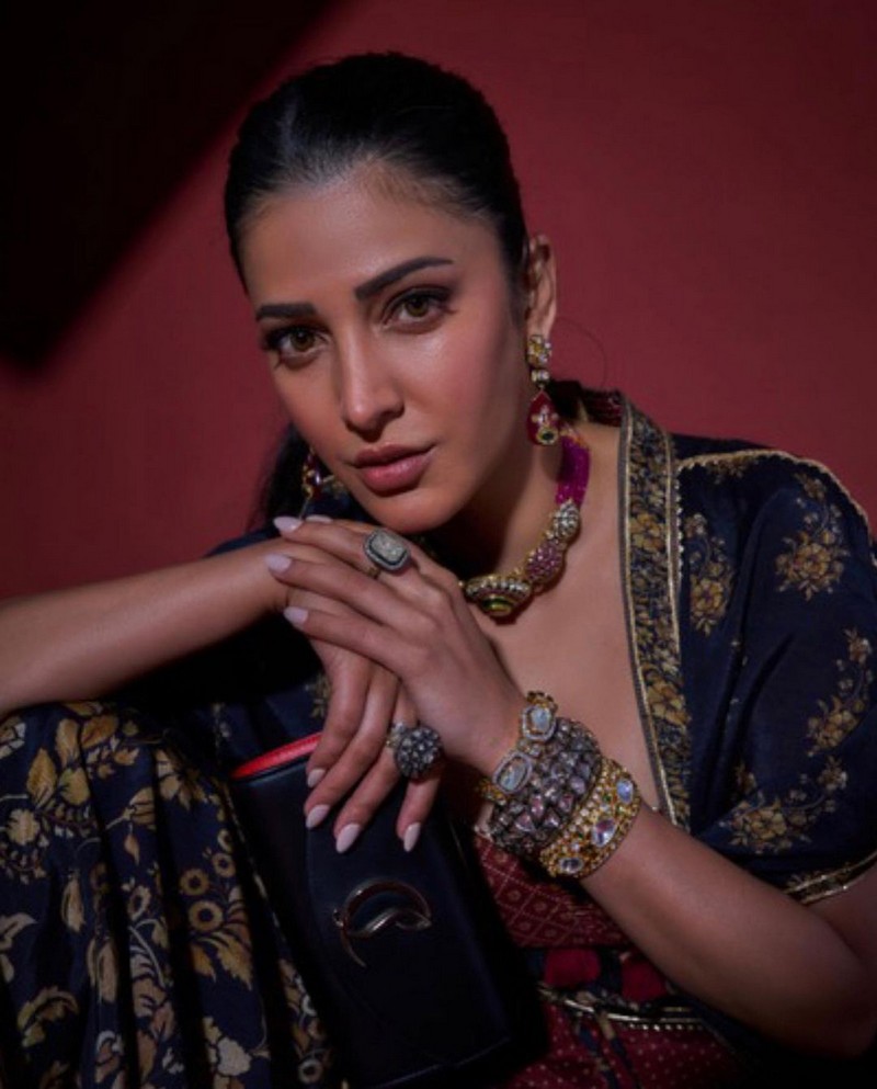 Shruti Haasan Glamorous Pics in Black Dress