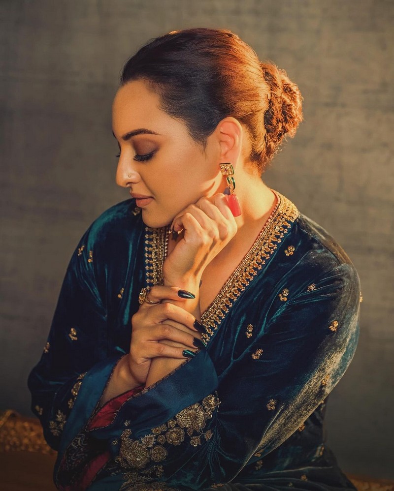 Sonakshi Sinha Looking Mesmerizes in Designing Dress