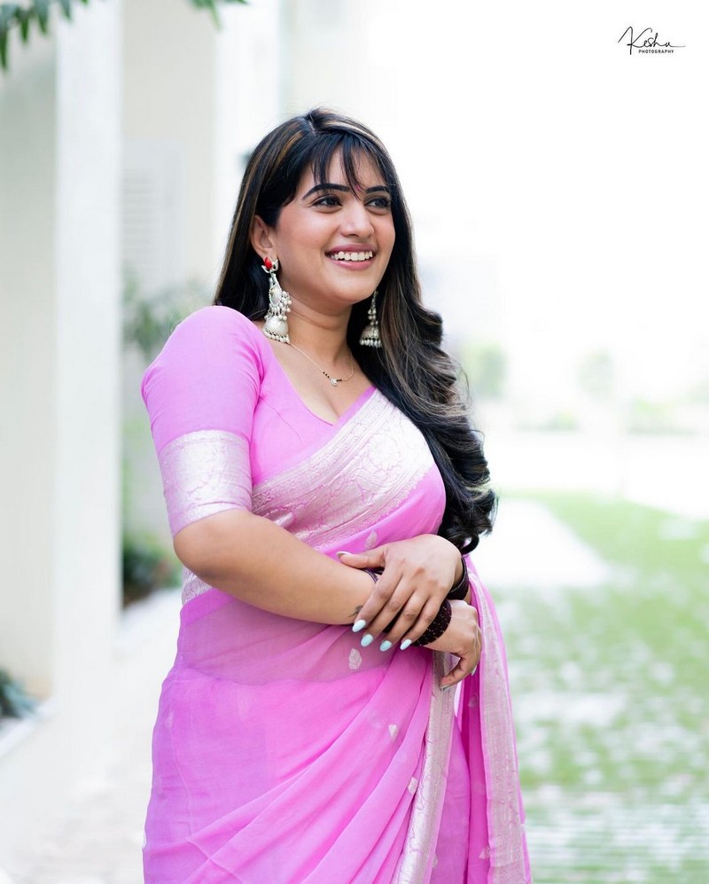 Sravanthi Chokarapu Glamorous Pics in Saree
