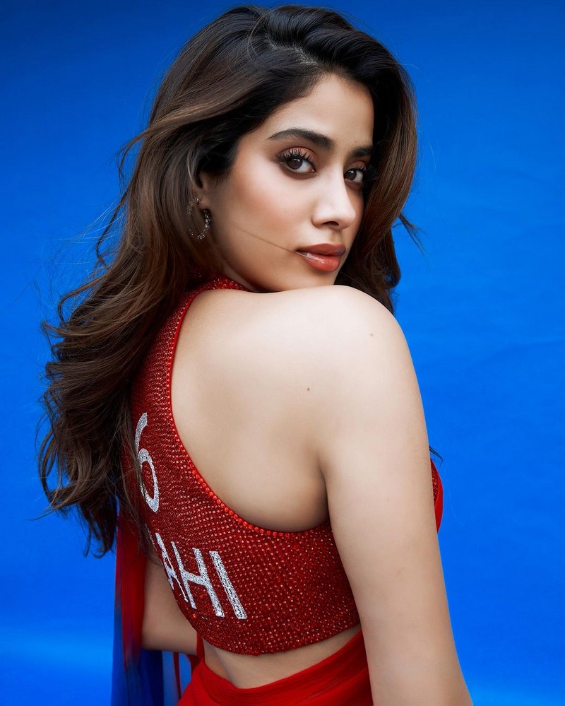 Janhvi Kapoor Looks Awesome in Blue Sare