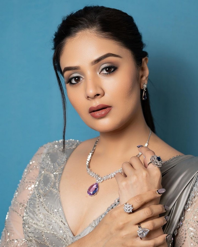 Sreemukhi Glamorous Pics in Shiny Saree