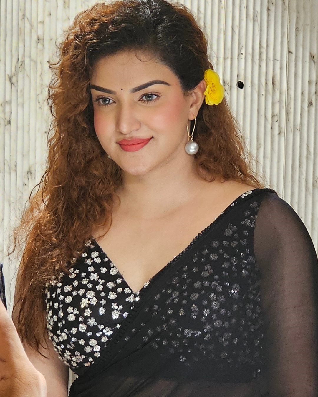 Honey Rose Looking Fabulous in Black Saree