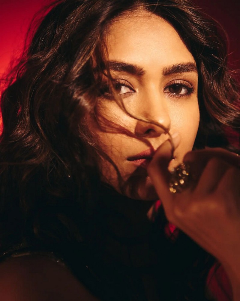 Mrunal Thakur Looking Sizzling in Saree