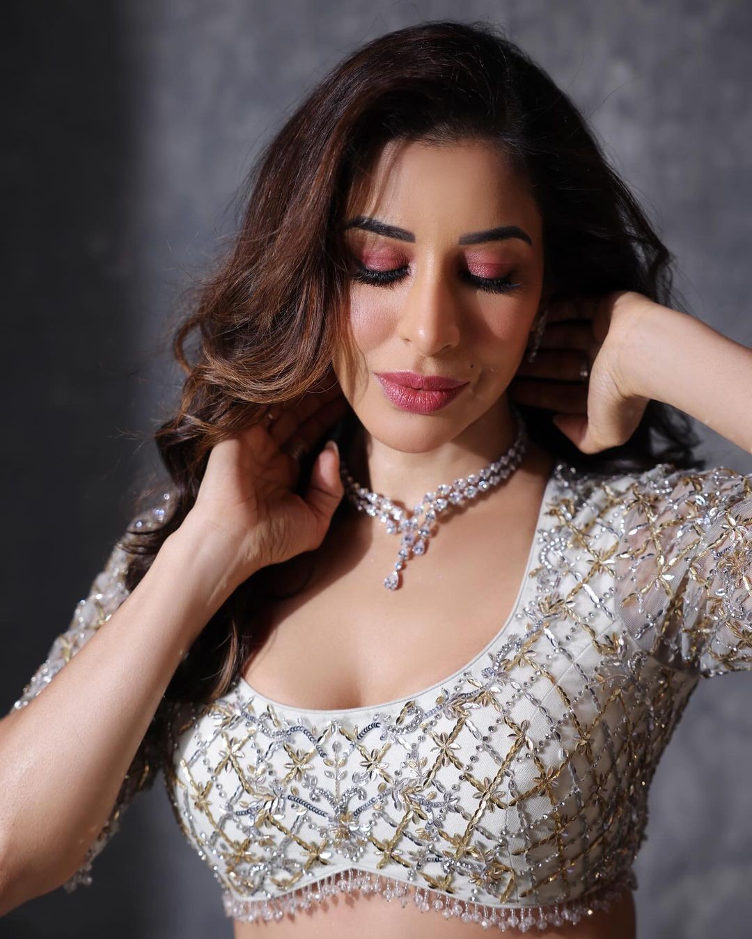 Sophie Choudry Looks Beautiful