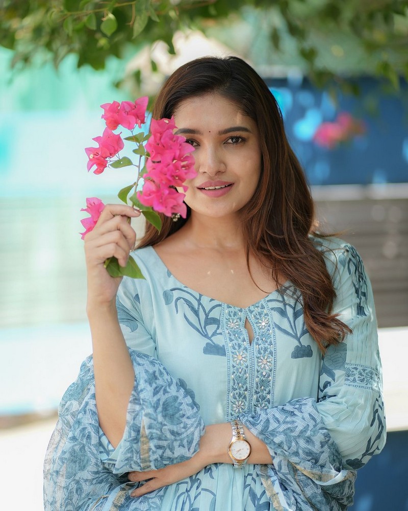 Actress Vani Bhojan Looks Gorgeous