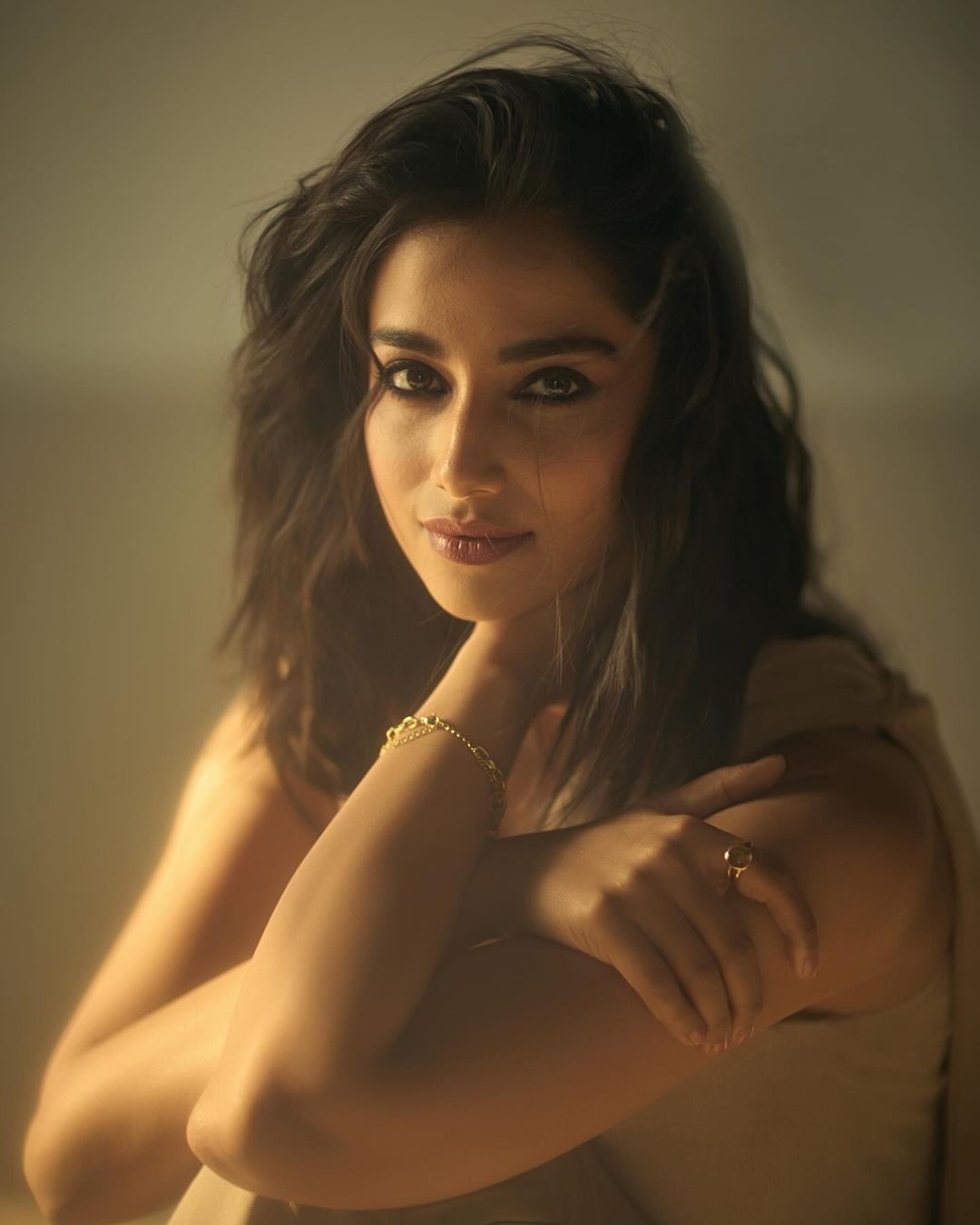 Actress Meenaakshi Chaudhary Scintillating Looks
