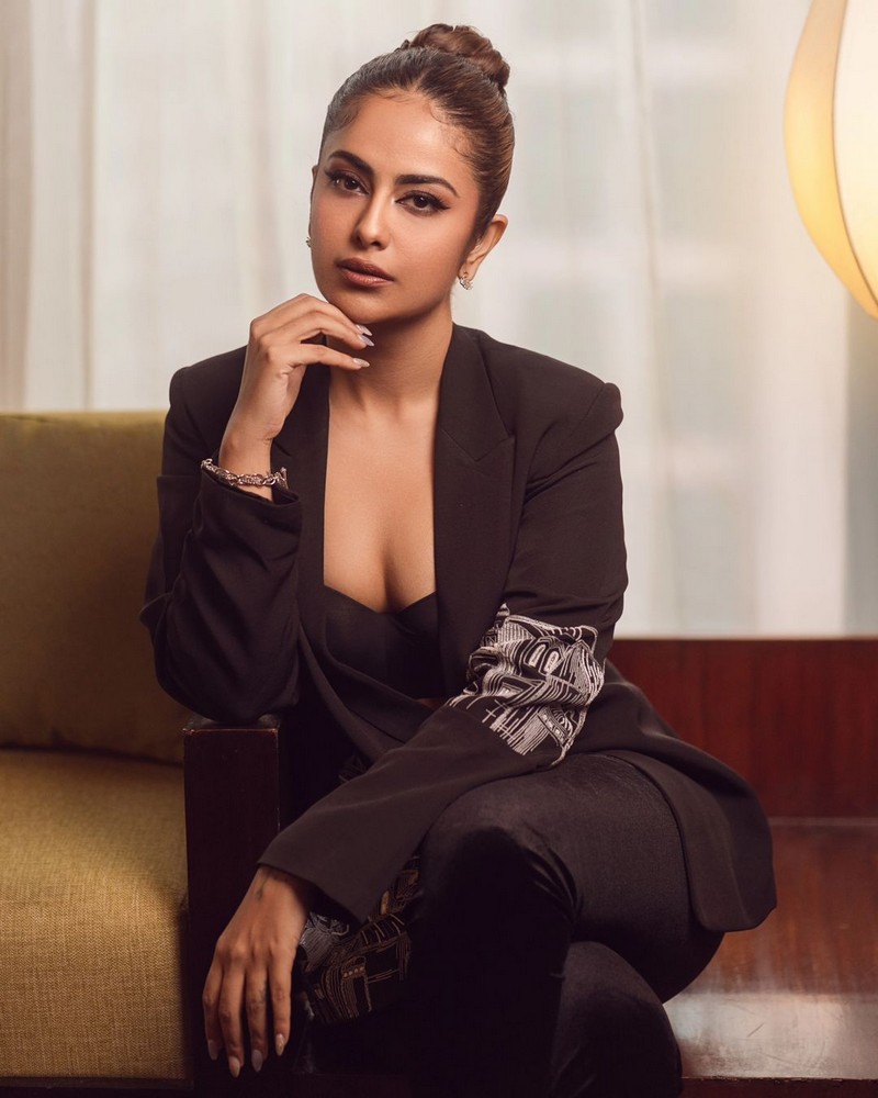 Avika Gor Looks Sizzles in Black Outfit