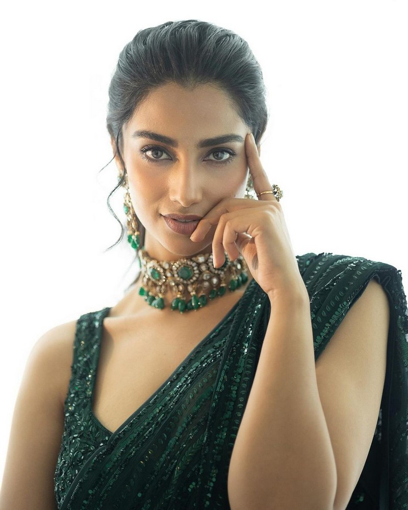 Meenaakshi Chaudhary Looking Awesome in Green Saree