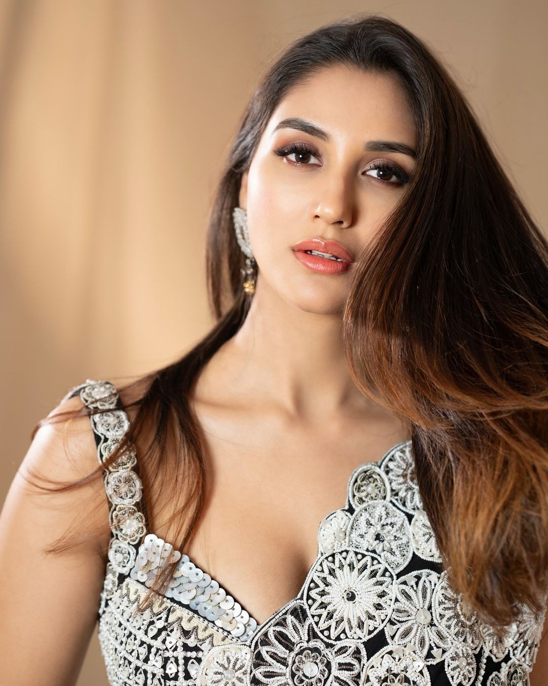 Sexy Pics Of Nikita Dutta in Saree