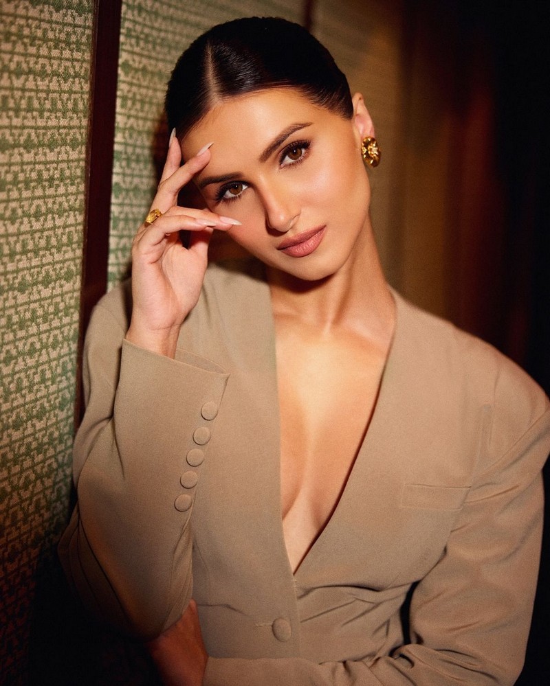 Tara Sutaria Looks Sexy in Blazzer