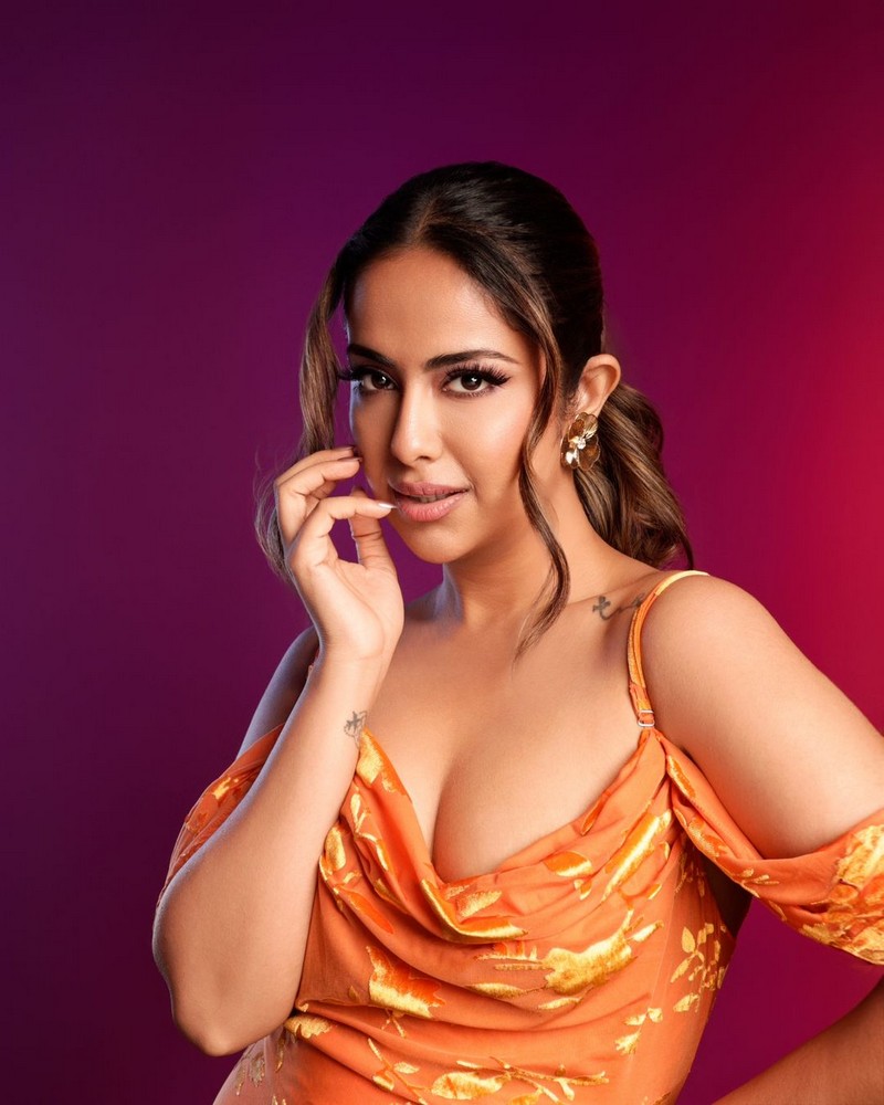 Avika Gor Looks Sexy in Orange Outfit
