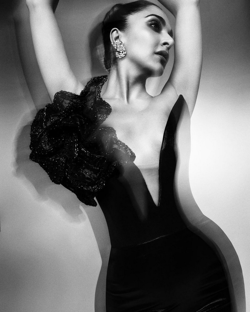 Kiara Advani Looks Pretty in Black Dress