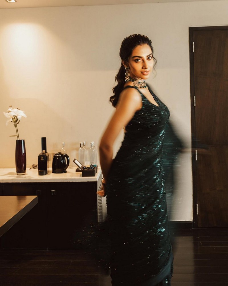 Meenaakshi Chaudhary Looks Beautiful in Black Saree