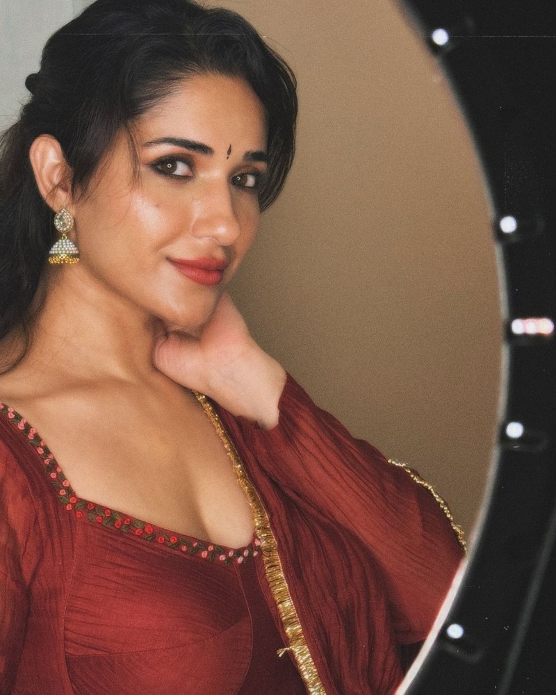 Ruhani Sharma Trendy Stills
