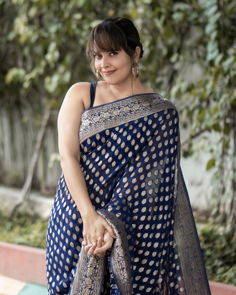 Sizzling Clicks Of Anasuya Bharadwaj in Shiny Blue Silk Saree
