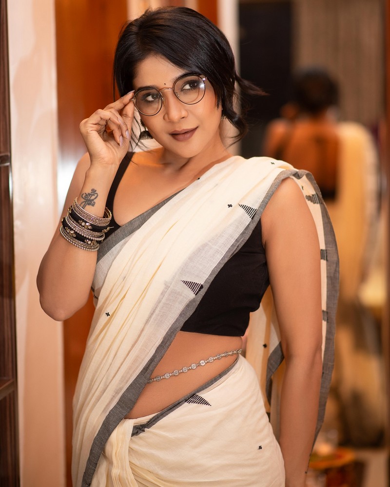 Scintillating Looks Of Sakshi Agarwal in White Saree
