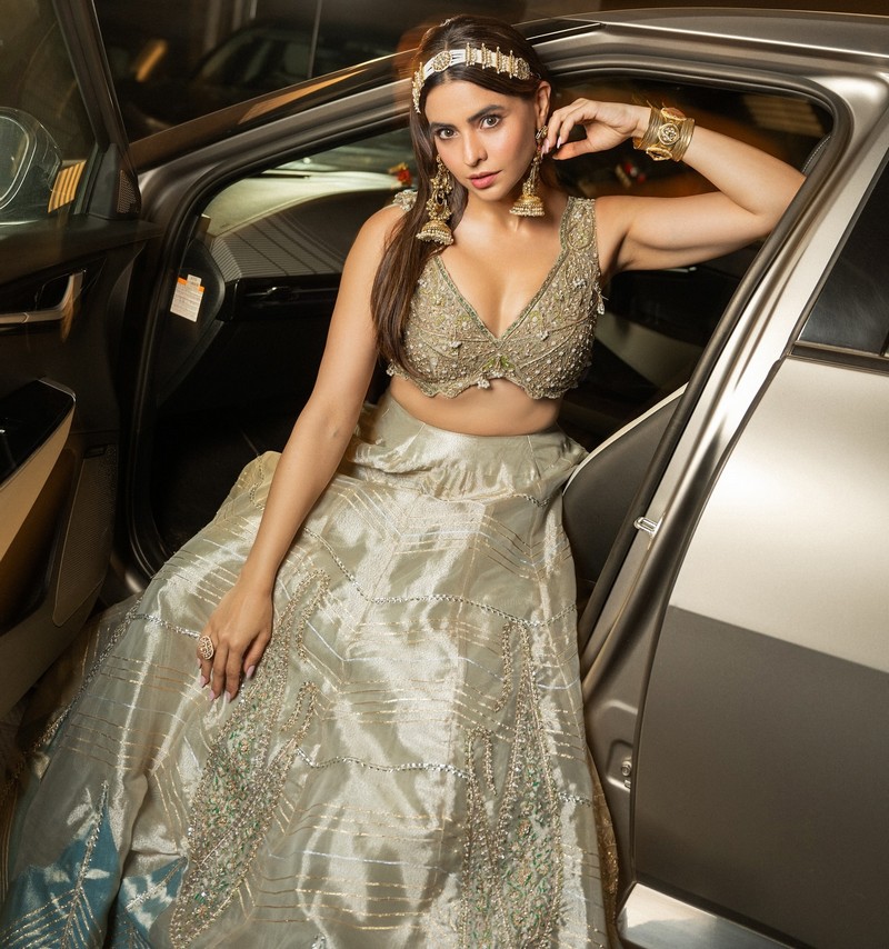 Delightfu Pics Of Aamna Sharif in Shiny Dress