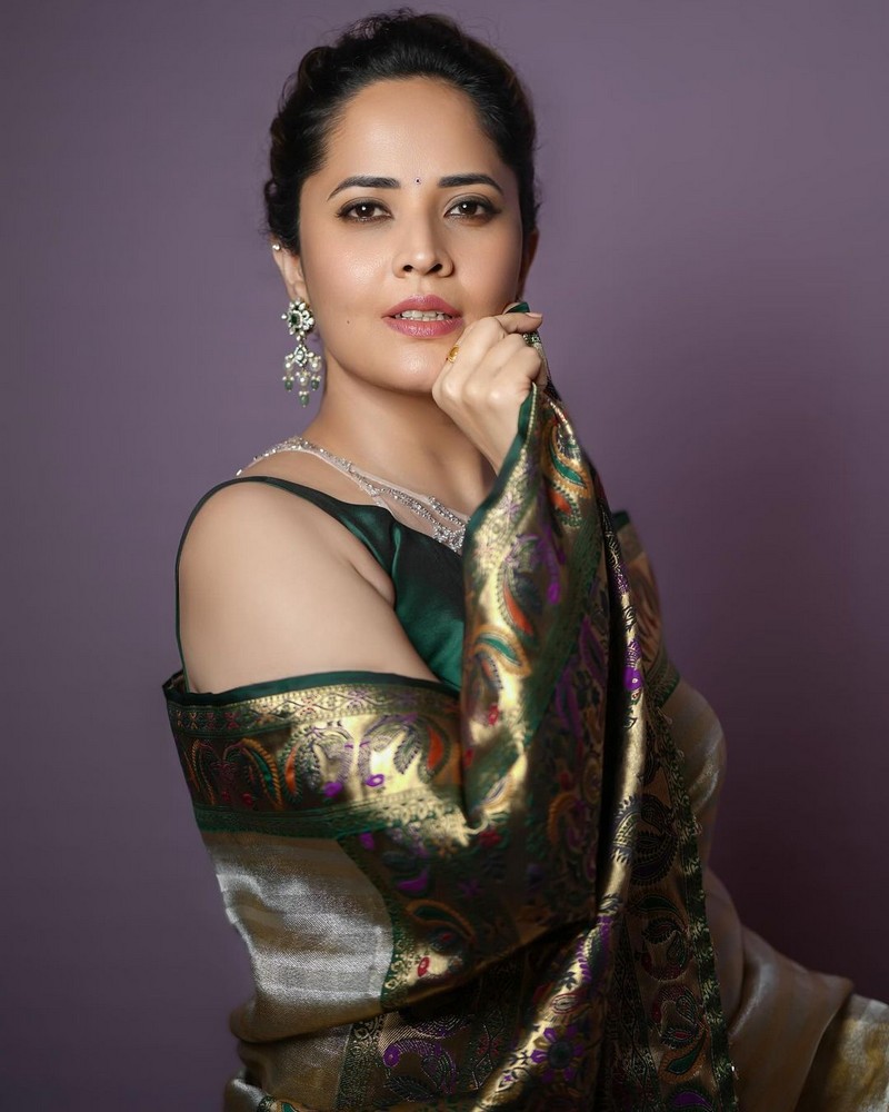 Mesmerizing Pics Of Anasuya Bharadwaj in Shiny Saree