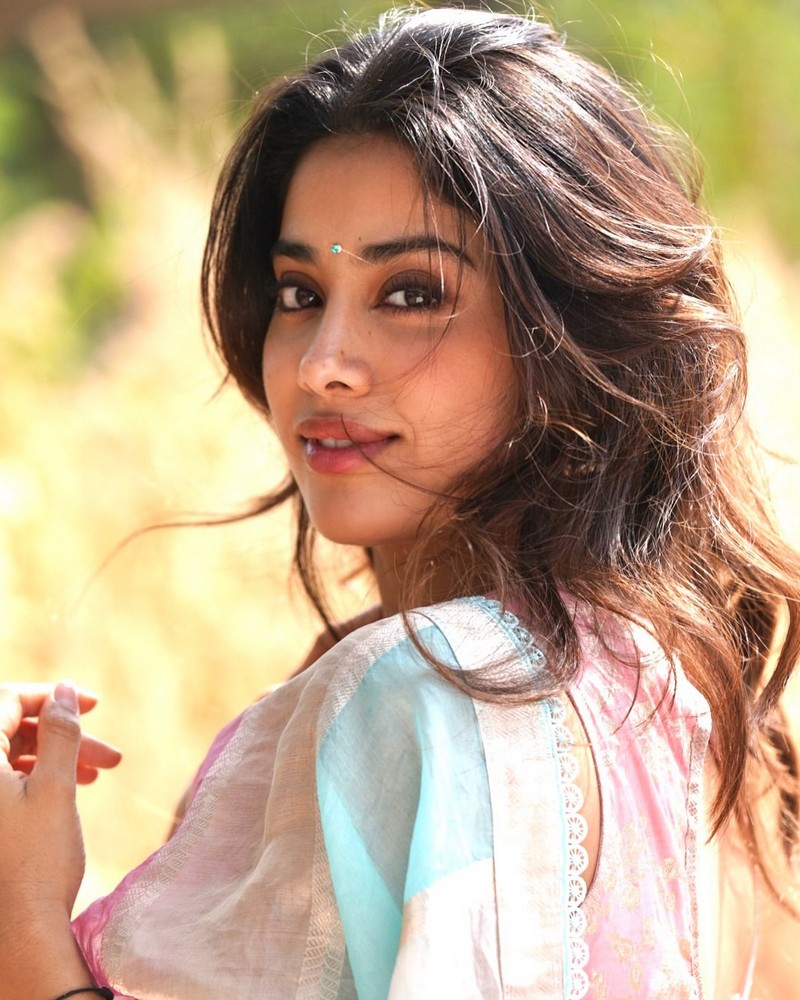 Janhvi Kapoor Looking Awesome in Saree