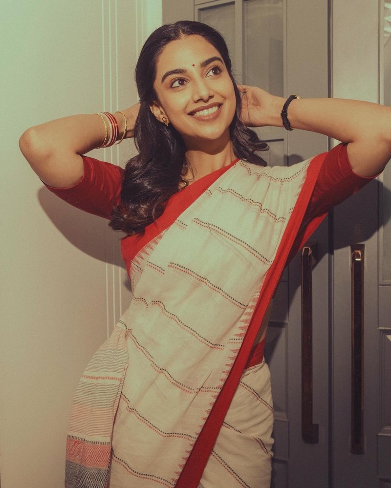 Meenaakshi Chaudhary Latest Insta Clicks