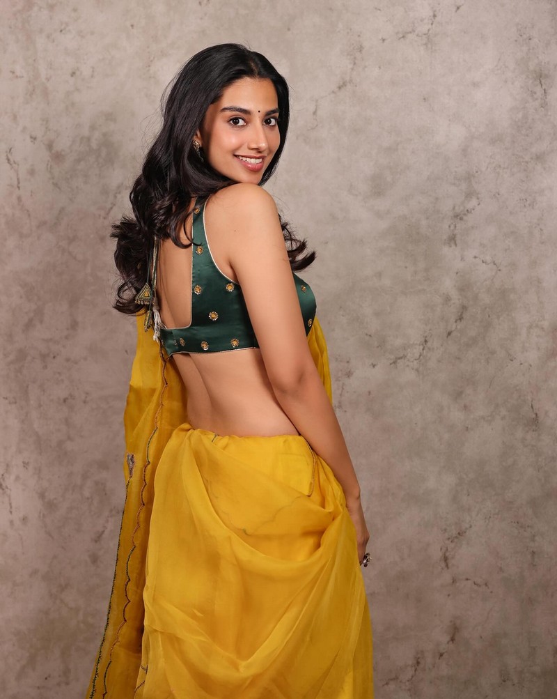 Sizzling Pics Of Meenaakshi Chaudhary in Yellow Saree
