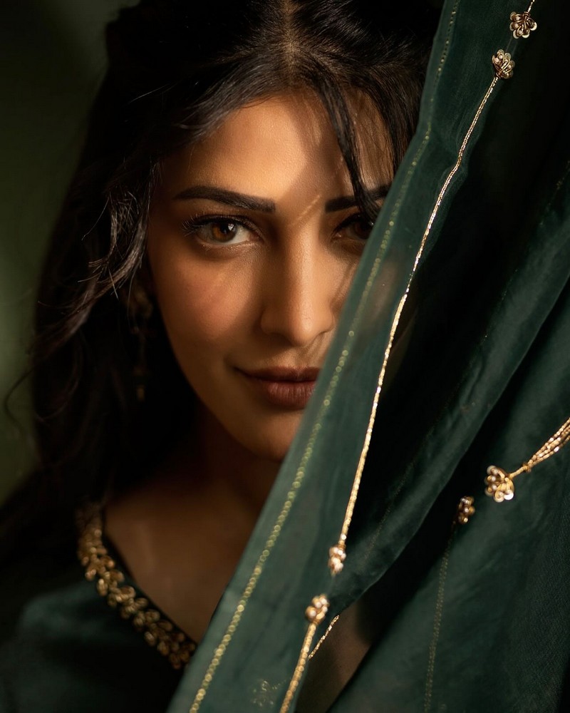 Shruti Haasan Looking Cute in Black Dress