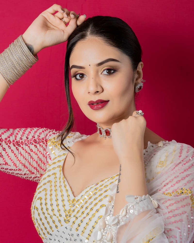 Anchor Sreemukhi Looking Gorgeous