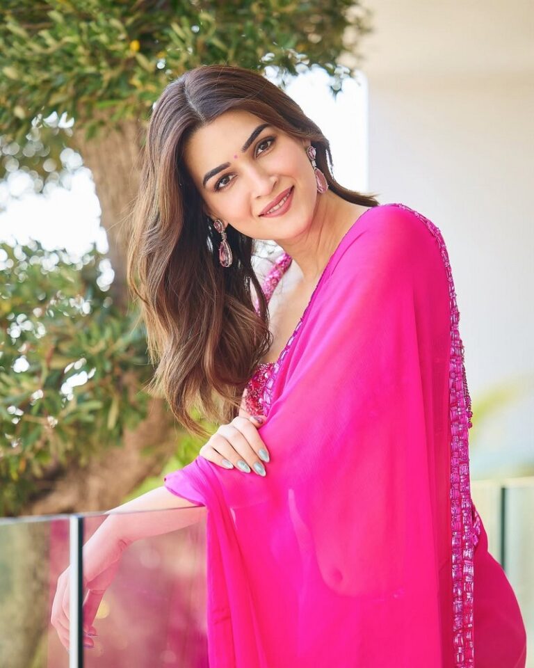 Kriti Sanon Mesmrizing Looks in Pink Saree
