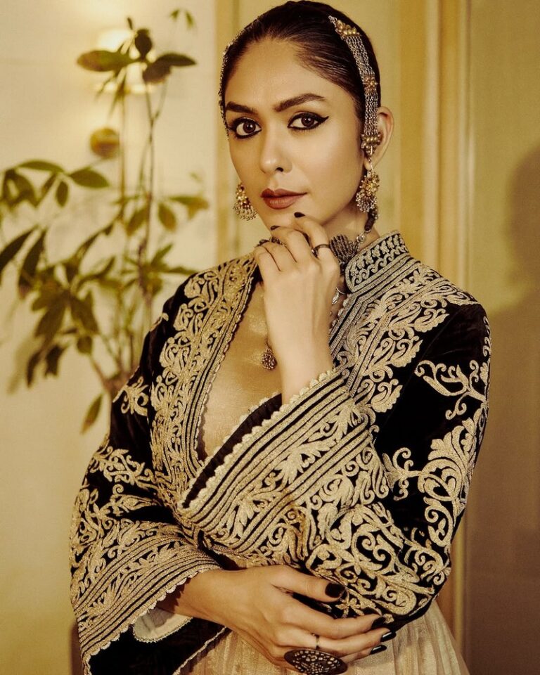 Mrunal Thakur Amazing Looks in Designing Dress
